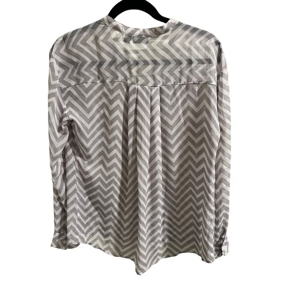 🍒 2/$20 🍒 Gray and White Chevron Striped Long Sleeve V-Neck Blouse sz L - Picture 6 of 7